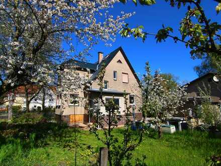 Familienfreundliches Einfamilienhaus im Dornröschenschlaf auf Traumgrundstück in Glienicke