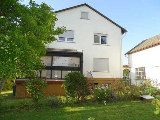 Gepflegtes Zweifamilienhaus mit Garten, Garage, Sauna, Wintergarten und Balkon in Waldsolms.