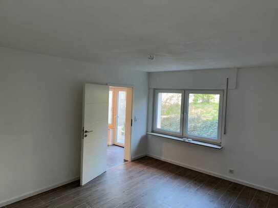 Dahlem: Kernsanierte 2-Zimmer-Wohnung (60qm) mit Fußbodenheizung