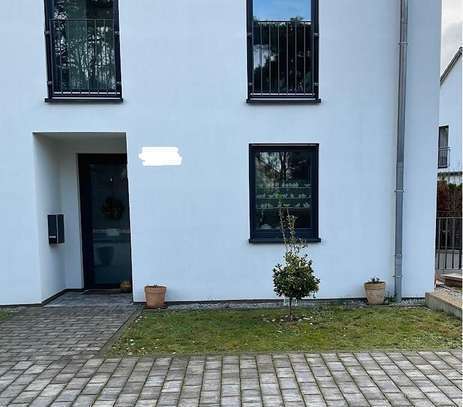 Attraktive 4,5-Zimmer-Maisonnette-Wohnung mit Garten, Terrasse und EBK in bester Lage v. Heusenstamm