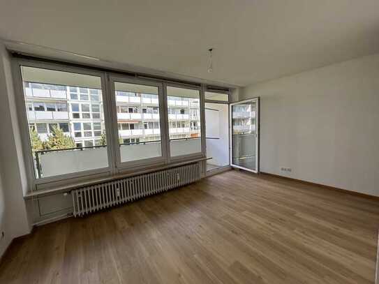 Sofort freie, einzugsfertige 1,5 Zi.-Whg. mit neuer EBK, mod. Bad, Balkon. Zentrale, ruhige Lage