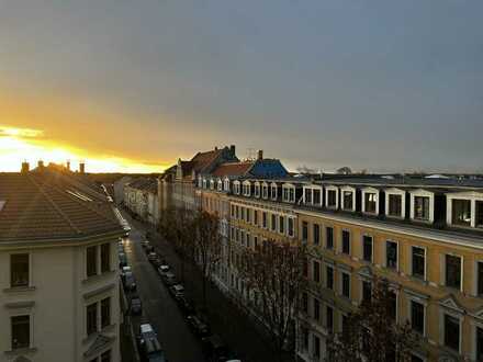 Wunderschöner Neubau im Süden! Helle Dachgeschosswohnung mit 3 Zimmern und Loggia 72qm