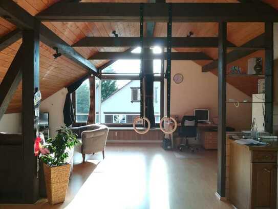 2 Zimmer-Dach-Atelier-Wohnung, möbliert, offene EBK, ruhige Wohnlage