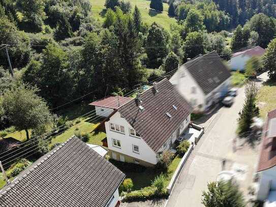 Wohnen wie im Urlaub! Solides 2-Familienhaus in schöner Lage in Hausen am Tann