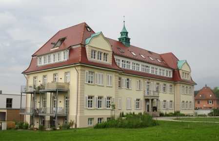 STADTRESIDENZ 
toll sanierter Altbau
Villinger Straße 
Geräumige 2-Zimmer-Wohnung im
1. Dachges