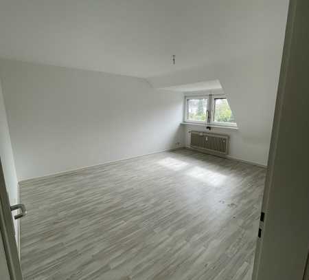 Neu renovierte Ein-Zimmer-Dachgeschosswohnung in Krefeld-Fischeln