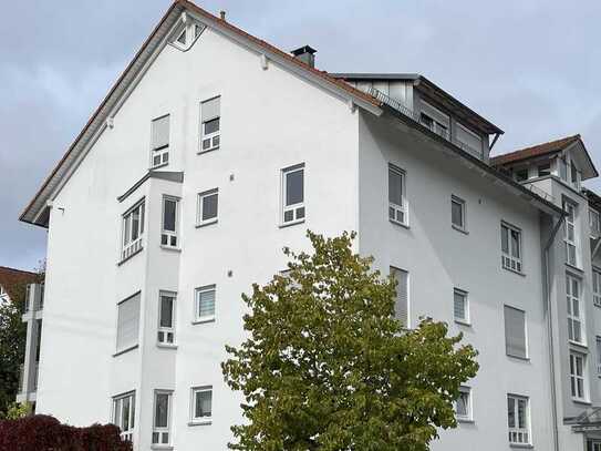 Schöne 3,5 Zimmer Wohnung mit Balkon, EBK, Garage und Stellplatz in sehr guter Lage in Holzgerlingen