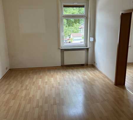 Schöne Wohnung mit vier Zimmern sowie Balkon und EBK in Wiesbaden