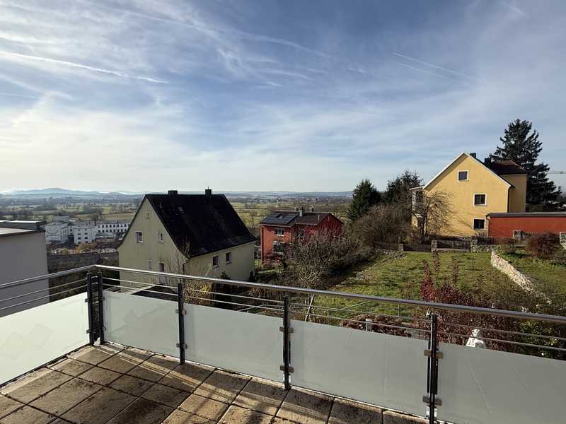                                                               Hochwertige 4ZKB im 1. OG mit gro&szlig;em Balkon und Garagenstellplatz in Cham-West                                                       in Cham (Cham)
