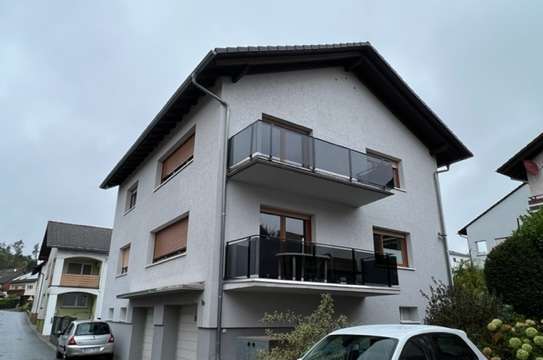 Gepflegte Wohnung in 2 Familienhaus, großer Balkon, Küchenzeile & Garage in Schmitten-Seelenberg