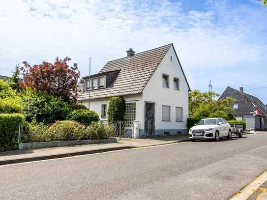 freistehend! - Eckgrundstück! - renovierungsbedürftiges Zweifamilienhaus in Reuschenberg