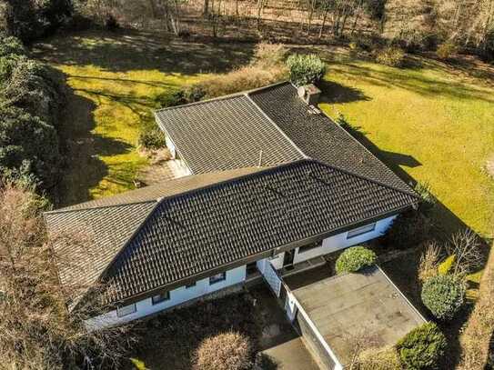 Wohnen, wo(von) andere Träumen – Bungalow mit Schwimmhalle auf traumhaftem, parkähnlichem Grundstüc