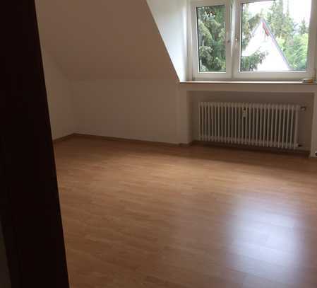 Helle, ansprechende 3-Zimmer-Dachgeschosswohnung mit Waldblick in Dünnwald, Köln