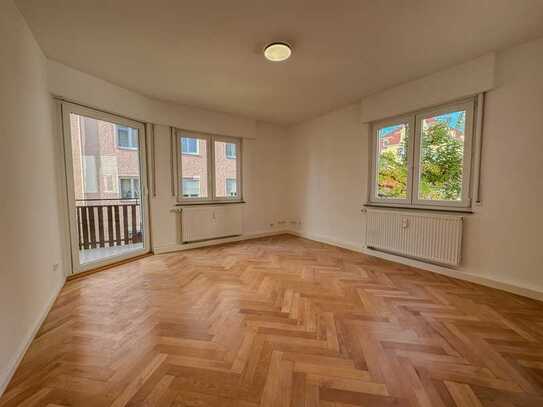 Renovierte 2,5-Zimmer-Wohnung mit Balkon, Keller und Fischgrätenparkett – ideal für Singles/Pärchen