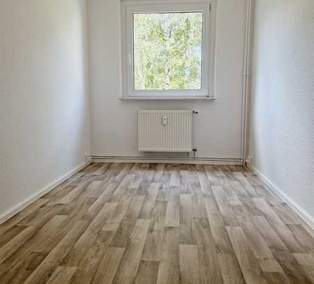 Kinderzimmer sucht Nachmieter - neu renovierte 3- Raumwohnung Am Sportpark 18 bezugsfertig ab 01.26!