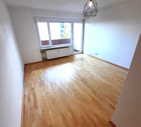 1-Zimmer-Wohnung mit Balkon, Einbauküche und Kfz-Stellplatz in Würzburg-Lengfeld