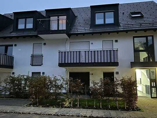 Helle moderne Wohnung mit zwei Zimmern sowie Balkon und EBK in Oberding