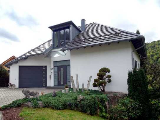 Stilvolle Villa mit Traumgarten, Garagen und Einliegerwohnung/Büro in Braunsbach