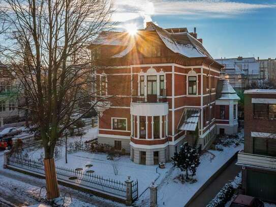 Stilvolle 3-Zimmer-Wohnung in prächtiger Jugendstilvilla mit Stuck und beeindruckenden hohen Decken!