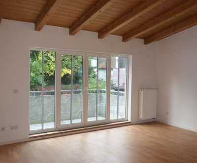 2-Zimmer Dachgeschosswohnung mit Sichtdachstuhl und Balkon in zentraler Lage! Sofort verfügbar!