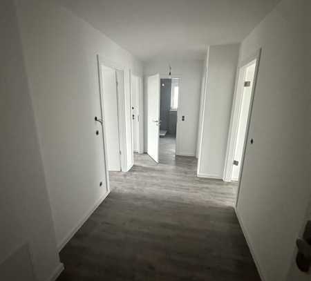 Erstbezug schöne Neubauwohnung mit Balkon, Aufzug, Stellplatz