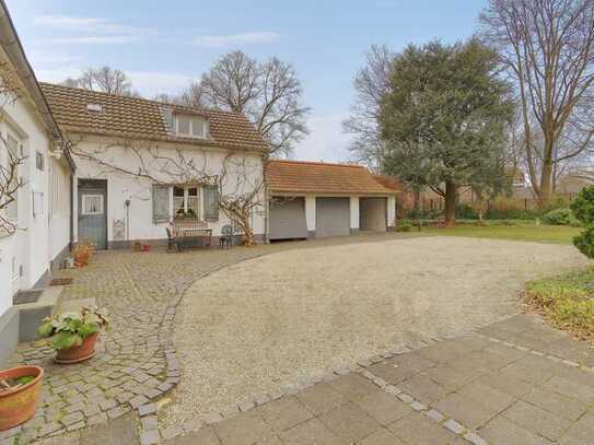 Freistehendes Altbau-Einfamilienhaus mit Einliegerwohnung, Lager, drei Garagen und großem Grundstück