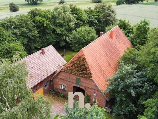 Wohnen in nahezu Alleinlage mit Dorfbezug // Wohnhaus mit Stall/ Garage und Wiese