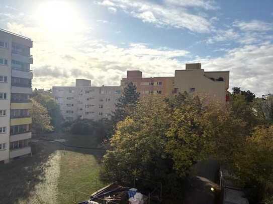 * BELIEBTES STAAKEN: FAMILIENWOHNUNG MIT EINBAUKÜCHE, WANNENBAD, GÄSTE WC, DESIGNBODEN & BALKON! *