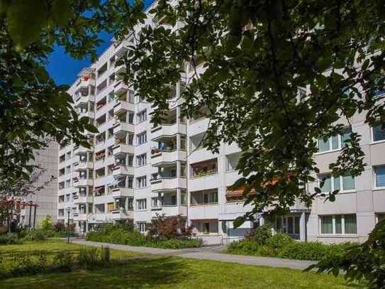 Sonnige 2-Raum-Wohnung mit Balkon und Aufzug.