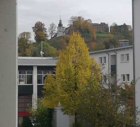 Gut geschnittene, zentrumsnahe 3-Zimmerwohnung mit großem Balkon und Schlossblick