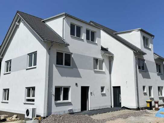 Großzügige Neubau-Doppelhaushälfte als Ausbauhaus! Inkl. Außenanlage u. Carport