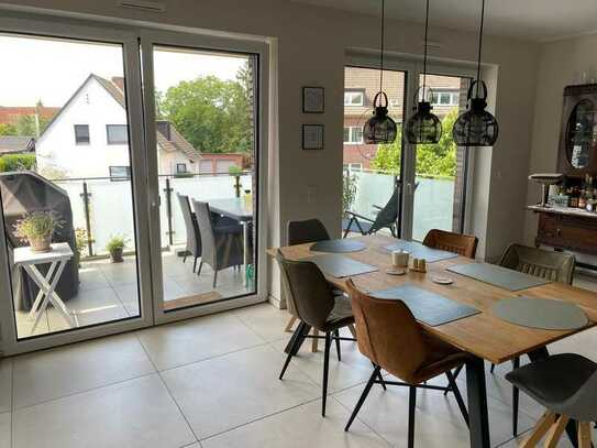 Neubau: Hochwertige, helle Wohnung mit extra großem Balkon zu vermieten!