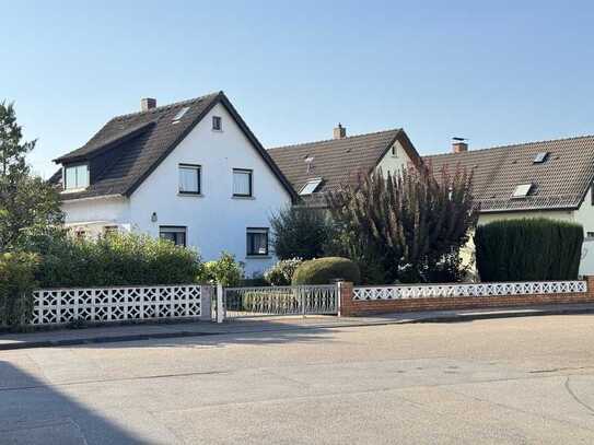 Freistehendes 1-Familienhaus mit großem Garten, Garage und Anbau