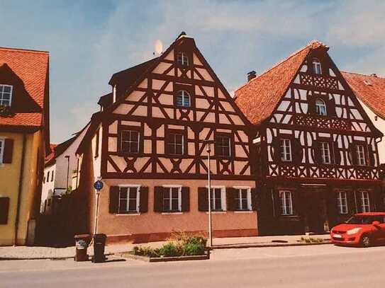 4-Zimmer-Erdgeschosswohnung mit EBK in Baiersdorf - Wohnen im Denkmal