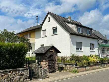 Rheinböllen - Freistehendes Einfamilienhaus mit Garage auf großem, voll bebaubarem Grundstück