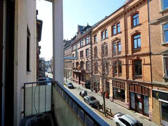 Helle, zentrale 2-Zimmer-Wohnung mit Balkon und EBK in Wiesbaden