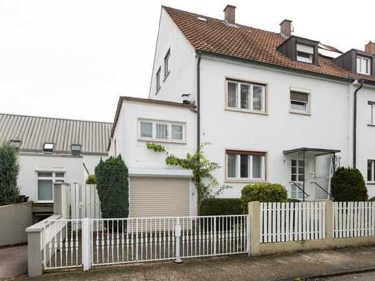 Attraktives Reihenhaus, Renovierung, ausgebautes DG, Anbau mit Garage-Viele Gestaltungsmöglichkeiten