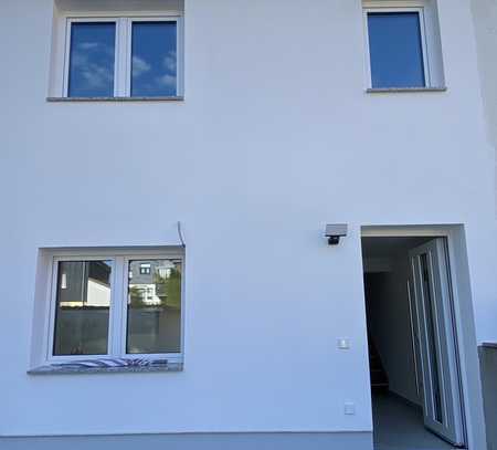 Hanau-Klein-Auheim, schöne + bestens sanierte DHH, 78 m², 2,5-Zimmer, Terrasse + Freisitz, 780,-/NK.