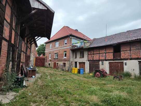 Vierseitenhof mit großem Ein-bis Zweifamilienhaus