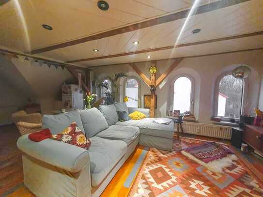3-Zimmer-Maisonettewohnung mit Dachbalken, Laminat, Dielen, Tageslichtbad mit Badewanne
