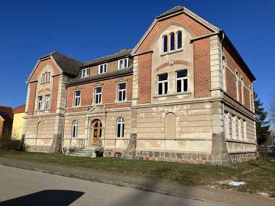 Die „Alte Schule“ in Boitzenburg (UM), ein Refugium für Kulturschaffende oder opulentes Wohnen