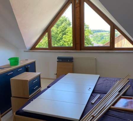 Günstige 4-Zimmer-DG-Wohnung mit Balkon und Einbauküche in Kirchberg i.Wald