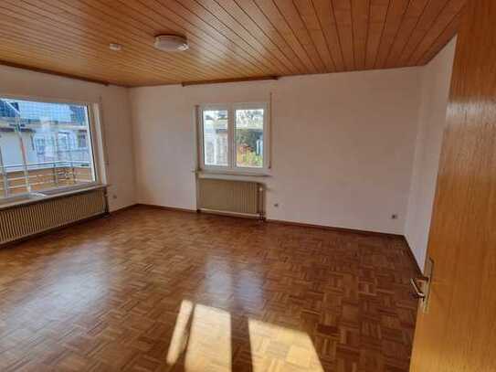 Helle und freundliche 3-Zimmer-Wohnung mit Balkon und Einbauküche in Herrenberg