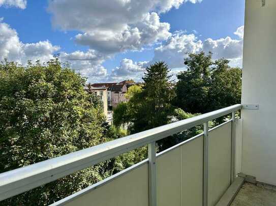 Hübsches 3-Zimmer-Nest mit Balkon in grüner Gegend Stadfelds