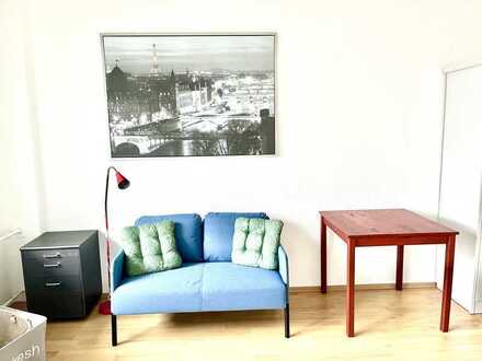 Schönes großes Zimmer mit Terrasse in der Innenstadt (gegenüber dem Luisencenter)