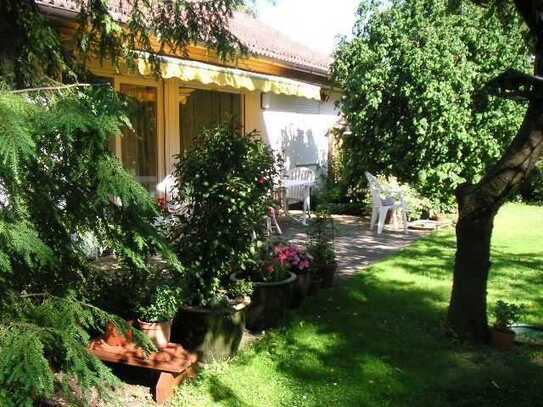 ** Bungalow auf Traumanwesen mit alt eingewachsenem großen Garten ca.755 m² zum Selbstbezug **