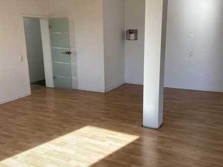 Größes Zimmer oder Büro im modernisierten EG
