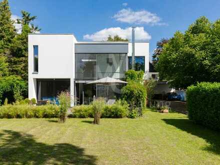 Isernhagen-Süd: Beeindruckende Bauhausvilla mit einem 970 m² Traumgrundstück!
