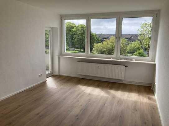 Frisch sanierte 4 Zimmerwohnung mit Balkon, Einbauküche und Keller