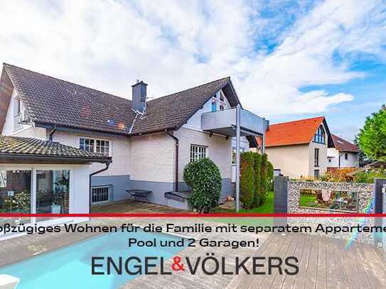 Großzügiges Wohnen für die Familie mit separatem Appartement, Pool und 2 Garagen!